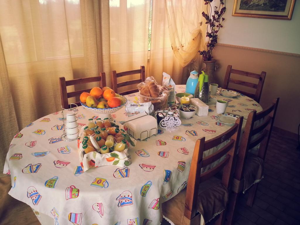 La Finestra Sul Cortile Bed and Breakfast Pomezia Eksteriør billede